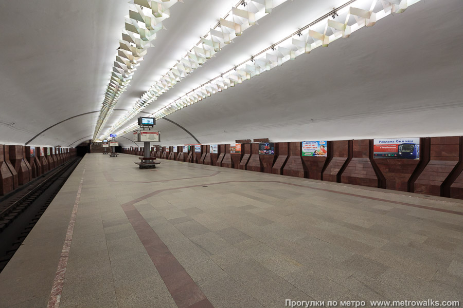Станция Площадь Маркса (Ленинская линия, Новосибирск). Вид по диагонали.