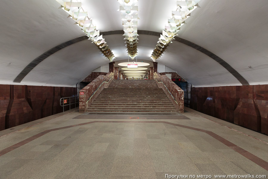 Станция Площадь Маркса (Ленинская линия, Новосибирск). Второй (западный) выход со станции идентичен первому, отличия наблюдаются лишь в мелочах.