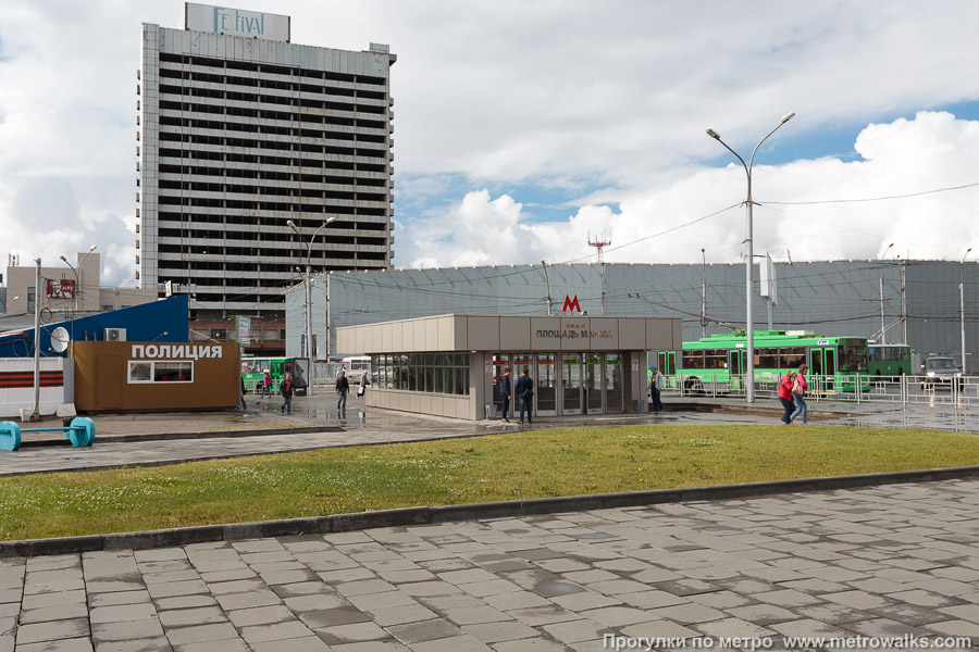 Станция Площадь Маркса (Ленинская линия, Новосибирск). Вход на станцию осуществляется через подземный переход. Некоторые из входов в подземный переход встроены в торговые здания (на заднем плане).