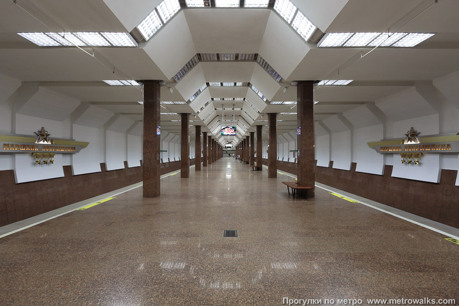 Станция Маршала Покрышкина (Дзержинская линия, Новосибирск). Продольный вид центрального зала.
