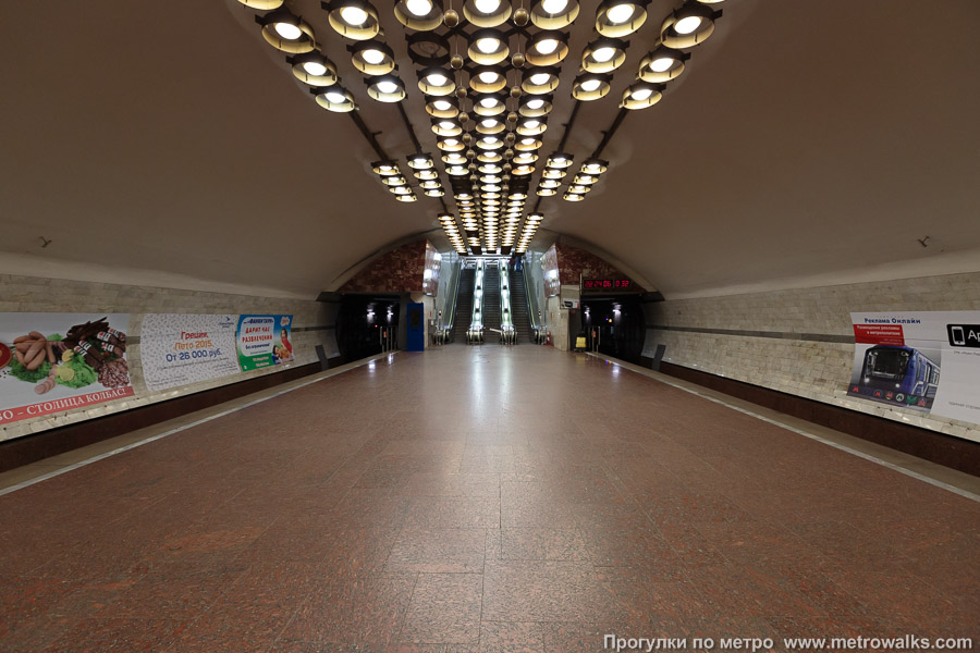 Станция Заельцовская (Ленинская линия, Новосибирск). Часть станции около выхода в город.