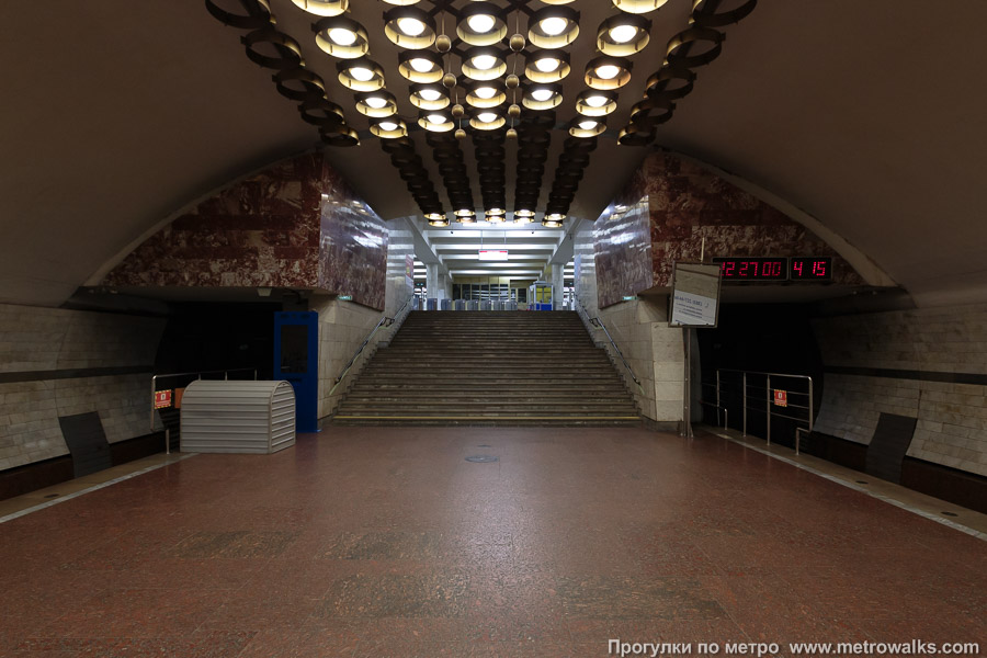 Станция Заельцовская (Ленинская линия, Новосибирск). Второй (южный) выход — без эскалаторов.
