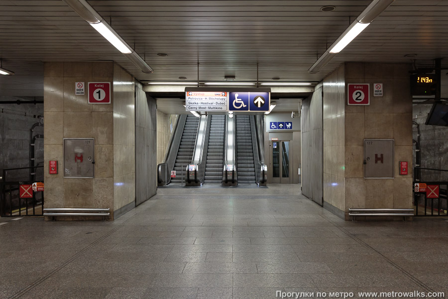 Станция Háje [Га́е] (линия C, Прага). Выход в город, эскалаторы начинаются прямо с уровня платформы. Восточный выход (основной).