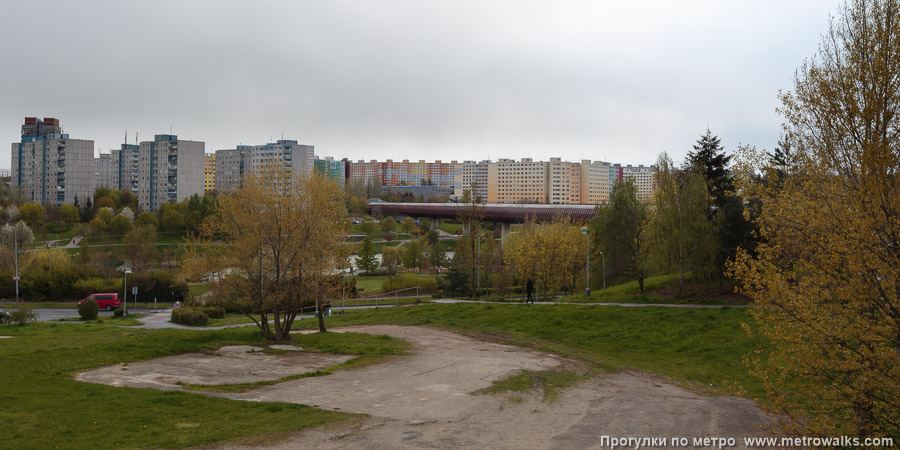 Станция Hůrka [Гу́рка] (линия B, Прага). В сторону станции Лужины — метромост через Непомуцкий пруд и Прокопский ручей.