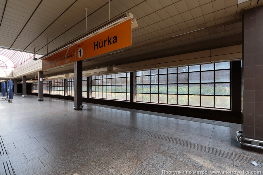 Станция Hůrka [Гу́рка] (линия B, Прага). Вид по диагонали.