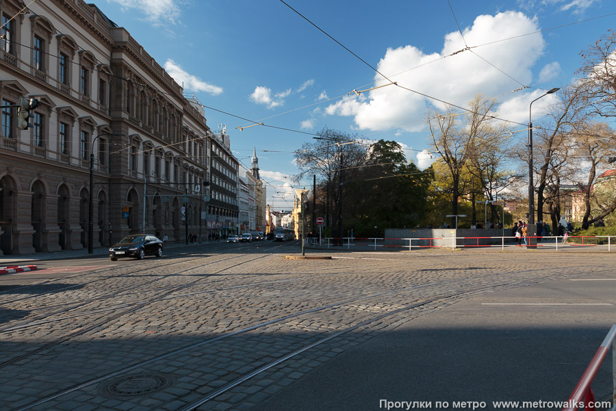 Станция Karlovo náměstí [Карлово на́мести] (линия B, Прага). Общий вид окрестностей станции. Карлова площадь.