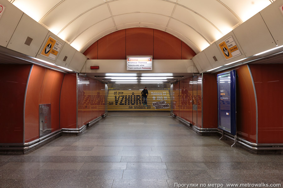 Станция Křižíkova [Кршижи́кова] (линия B, Прага). Выход в город, лестница из центрального зала станции в переходный коридор к эскалаторам.