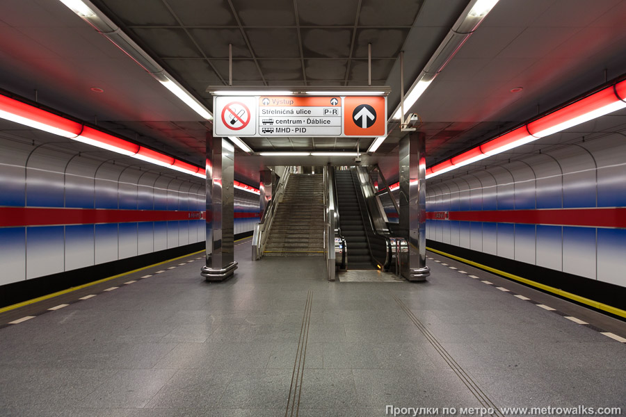 Станция Ládví [Ла́дви] (линия C, Прага). Выход в город, эскалаторы начинаются прямо с уровня платформы. В этой части станции два ряда колонн.