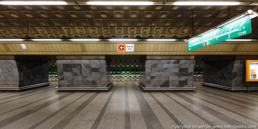 Станция Malostranská [Ма́лостра́нска] (линия A, Прага). Поперечный вид, проходы между пилонами из центрального зала на платформу.