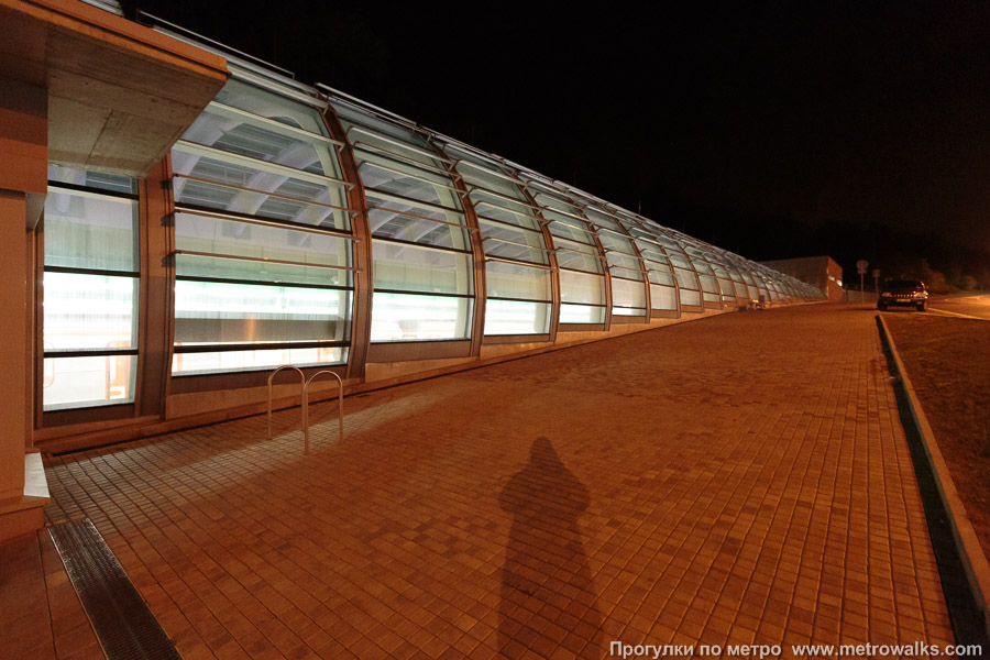 Станция Nemocnice Motol [Не́моцнице Мото́л] (линия A, Прага). Вид станции снаружи. Через стеклянную стену и купол по ночам станция освещает окрестности.