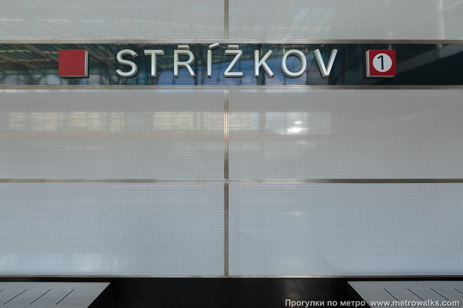 Станция Střížkov [Стрши́жков] (линия C, Прага). Название станции на станционной стене крупным планом.