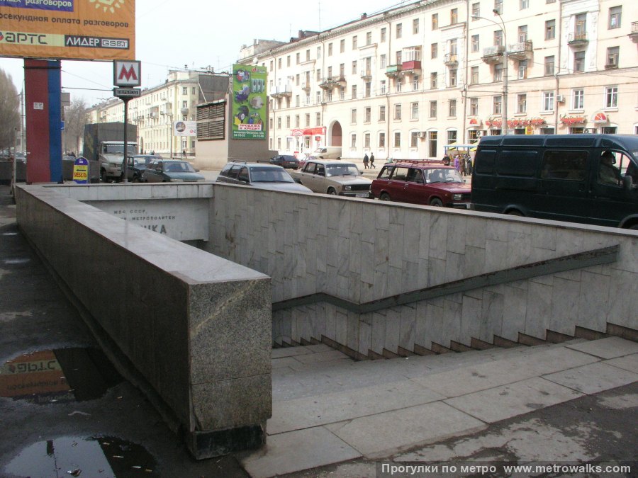 Станция Безымянка (Самара). Историческое фото (2003): до постройки крыши над спусками на станцию.