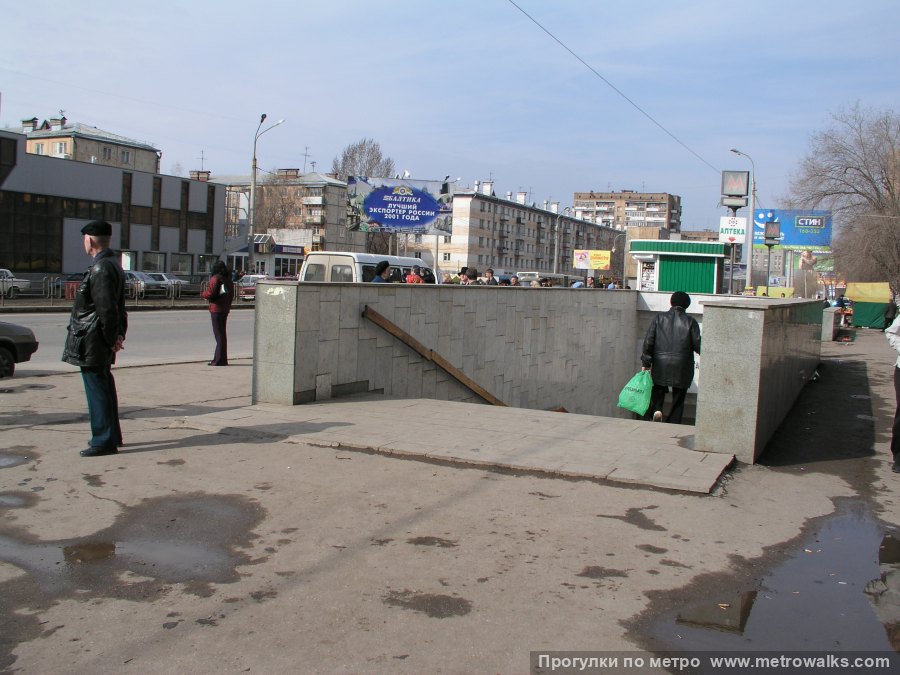 Станция Гагаринская (Самара). Историческое фото (2003): до надстройки торговых павильонов над спуском на станцию.