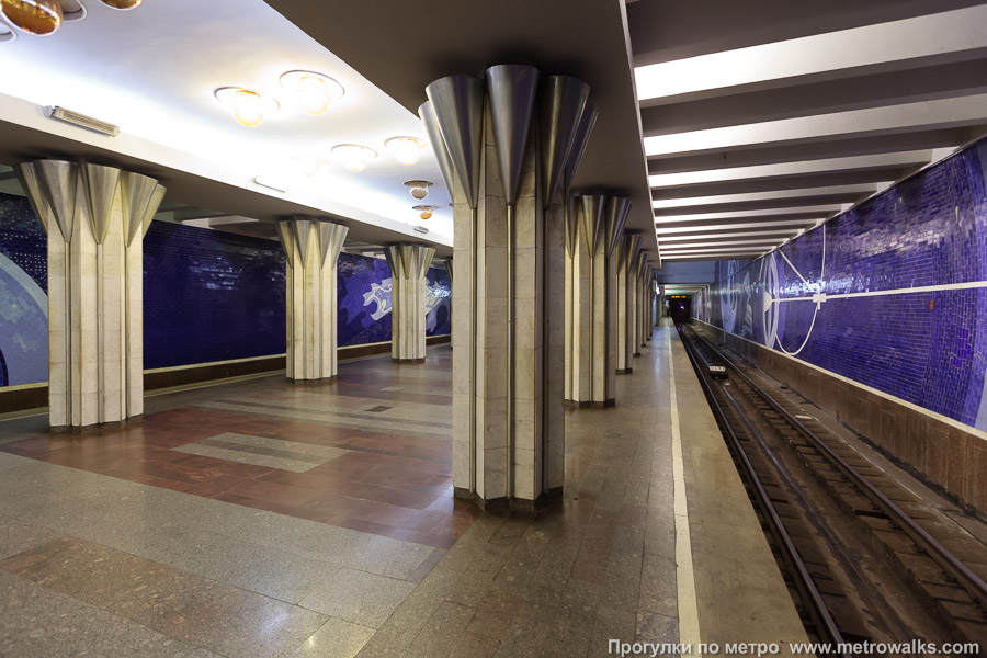 Станция Гагаринская (Самара). Вид с края платформы по диагонали на противоположную сторону сквозь центральный зал.