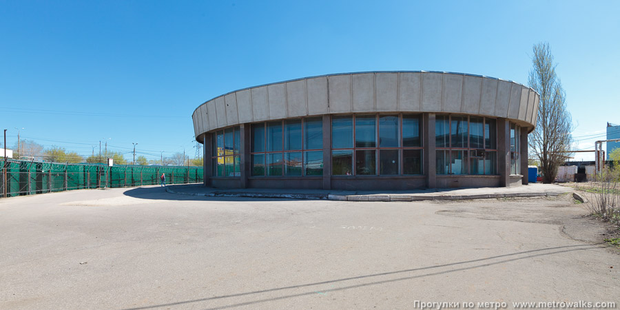 Станция Кировская (Самара). Наземный вестибюль станции. Вестибюль не используется для входа на станцию, в нём располагается торговый центр «Метро».