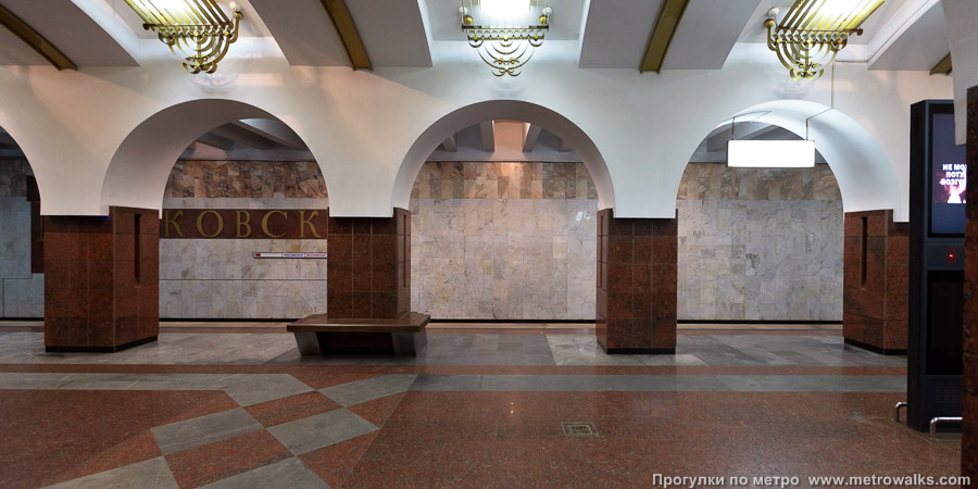 Станция Московская (Самара). Поперечный вид, проходы между колоннами из центрального зала на платформу.