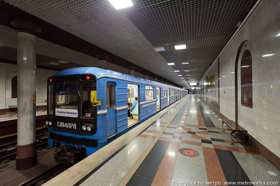 Станция Российская (Самара). Продольный вид. Для большей цветастости — с поездом.