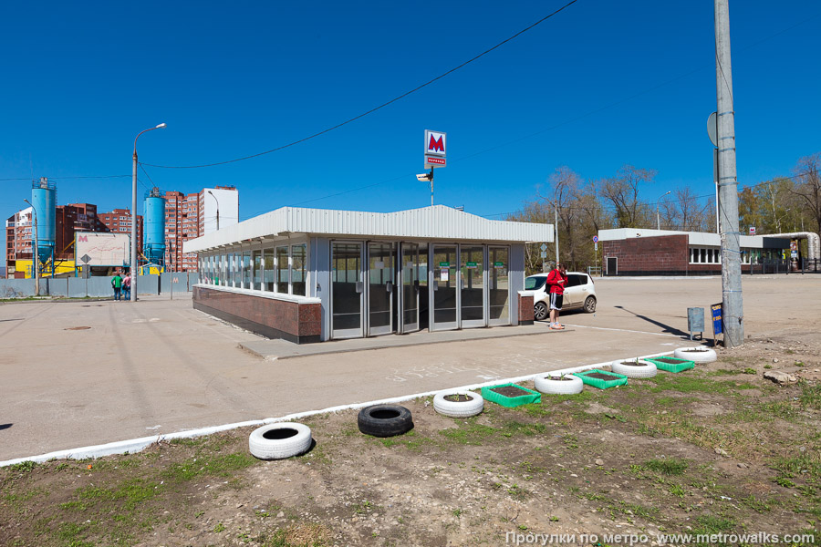 Станция Российская (Самара). Вход на станцию осуществляется через подземный переход.