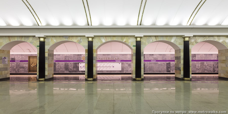 Станция Адмиралтейская (Фрунзенско-Приморская линия, Санкт-Петербург). Поперечный вид, проходы между колоннами из центрального зала на платформу. На заднем плане на путевой стене — название станции «Адмиралтейская» и схема Фрунзенско-Приморской линии.