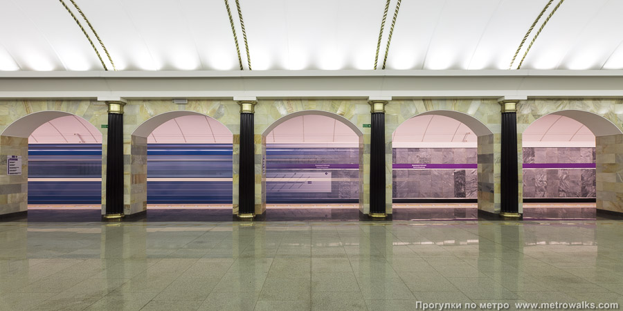 Станция Адмиралтейская (Фрунзенско-Приморская линия, Санкт-Петербург). Поперечный вид, проходы между колоннами из центрального зала на платформу. Для оживления картинки — с поездом.