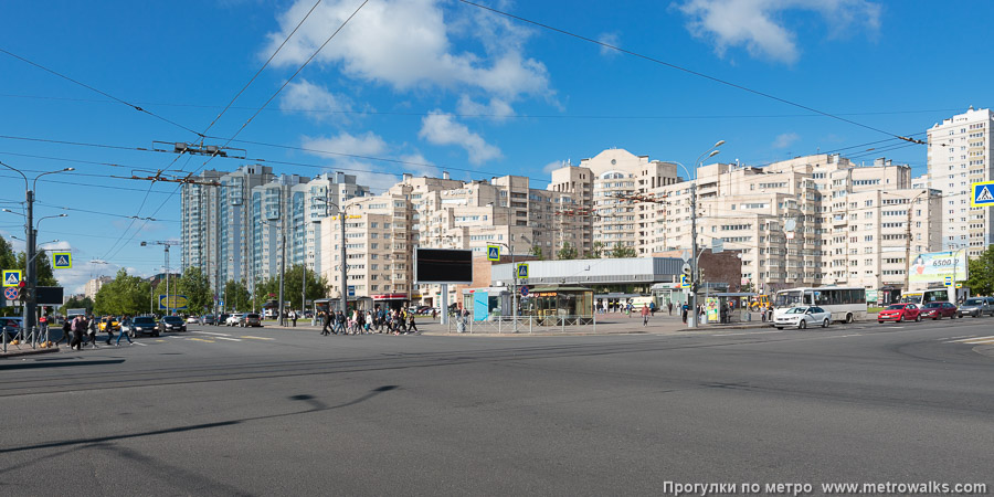 Станция Академическая (Кировско-Выборгская линия, Санкт-Петербург). Общий вид окрестностей станции. Перекрёсток проспекта Науки и Гражданского проспекта