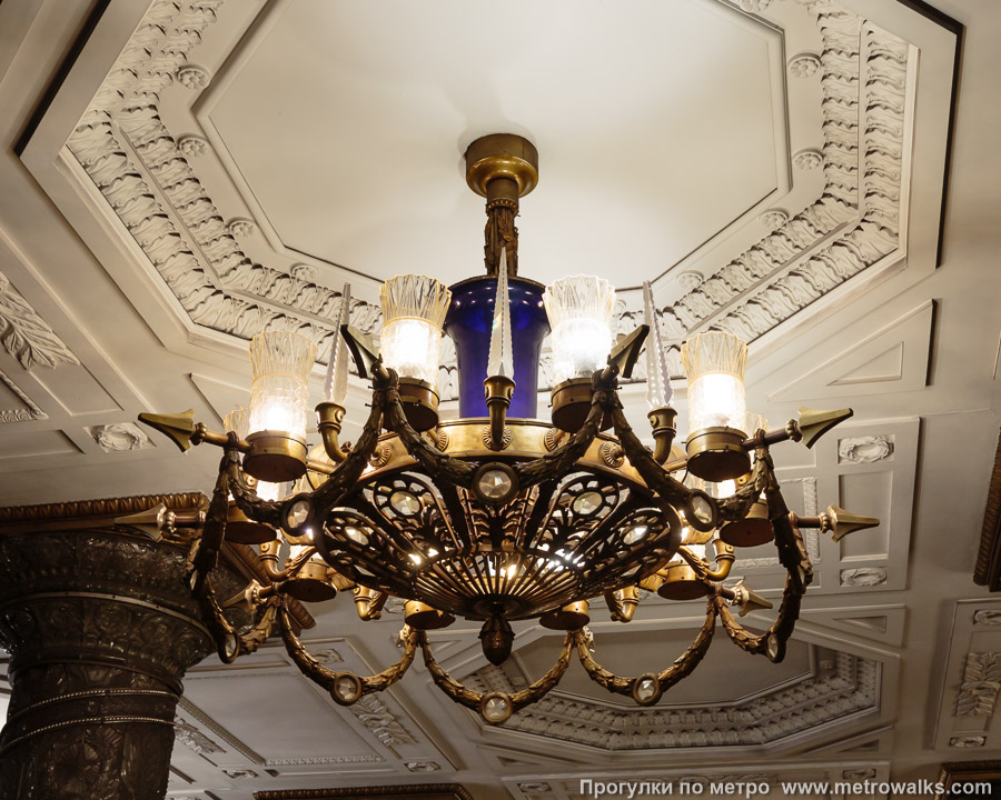 Станция Автово (Кировско-Выборгская линия, Санкт-Петербург). Светильник крупным планом. Хрустальная инкрустация должна была разлагать непрерывный спектр ламп накаливания на маленькие радуги, но с заменой ламп на энергосберегающие с ущербным спектром эффект полностью пропал.