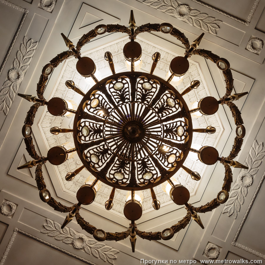 Станция Автово (Кировско-Выборгская линия, Санкт-Петербург). Люстра крупным планом — вид снизу.