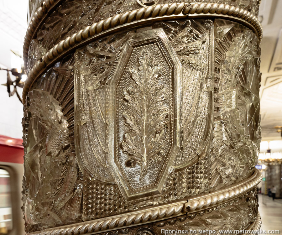 Станция Автово (Кировско-Выборгская линия, Санкт-Петербург). Фрагмент облицовки колонны крупным планом. Фрагмент хрустальной облицовки с дубовым листом на фоне знамени.