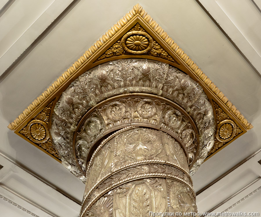 Станция Автово (Кировско-Выборгская линия, Санкт-Петербург). Декоративное оформление колонн крупным планом. Капитель стеклянной колонны.