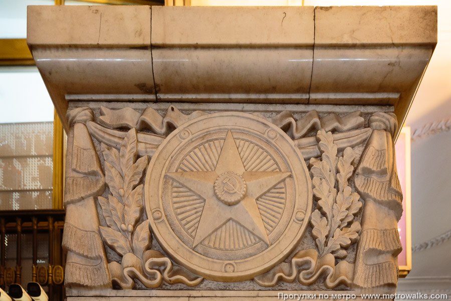 Станция Автово (Кировско-Выборгская линия, Санкт-Петербург). Фрагмент декоративного оформления прохода к выходу крупным планом. Рыжий натриевый свет в художественно-архитектурной подсветке совершенно неуместен.