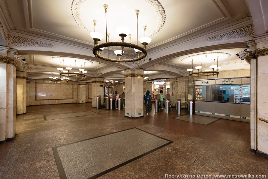 Станция Автово (Кировско-Выборгская линия, Санкт-Петербург). Турникетный зал подземного вестибюля, вид со стороны лестницы с платформы.