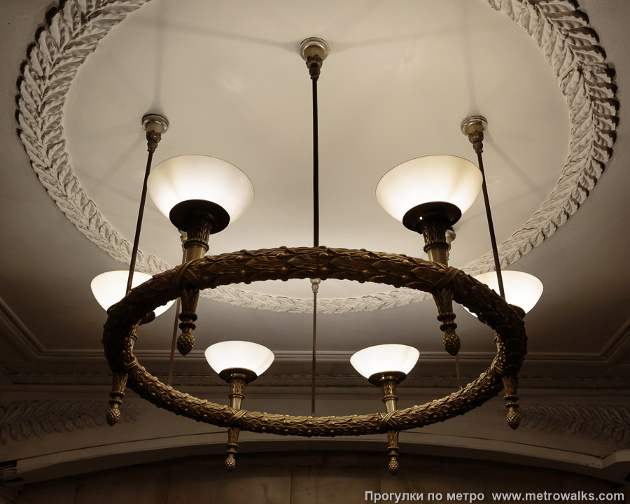 Станция Автово (Кировско-Выборгская линия, Санкт-Петербург). Люстра в турникетном зале подземного вестибюля.