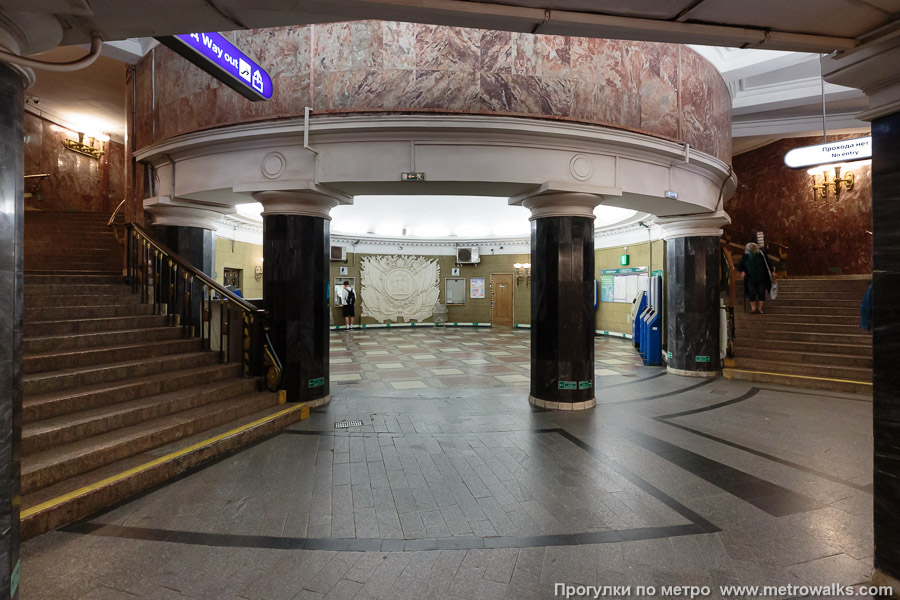 Станция Автово (Кировско-Выборгская линия, Санкт-Петербург). Лестница между наземным и подземным этажами вестибюля.