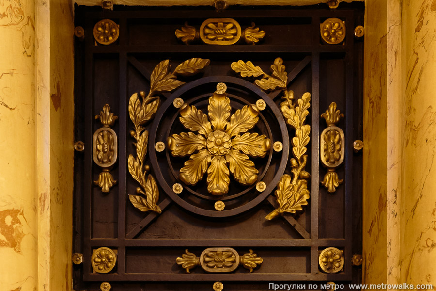 Станция Автово (Кировско-Выборгская линия, Санкт-Петербург). Декоративное оформление вестибюля станции. Кованые решётки над кассами и служебными помещениями.