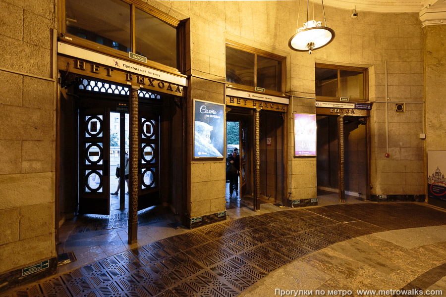 Станция Автово (Кировско-Выборгская линия, Санкт-Петербург). Двери вестибюля.