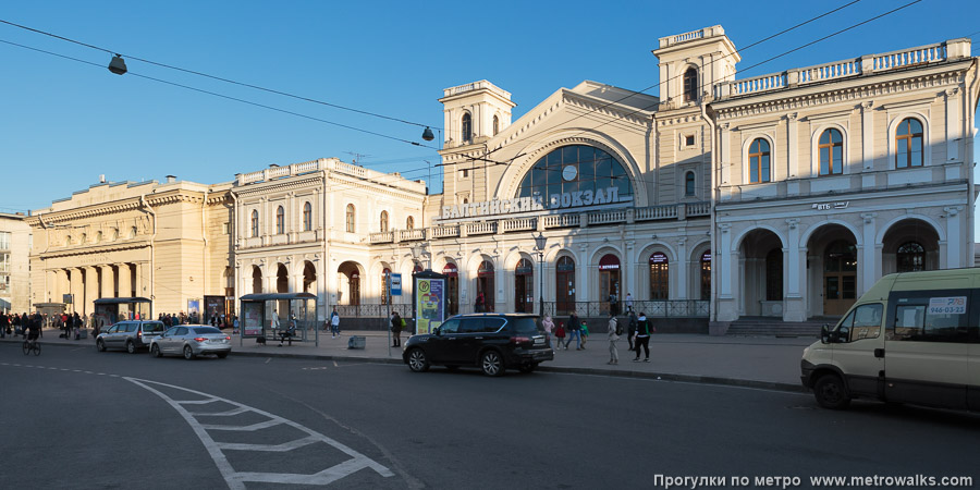 Станция Балтийская (Кировско-Выборгская линия, Санкт-Петербург). Общий вид окрестностей станции. Справа от вестибюля метро — Балтийский вокзал.