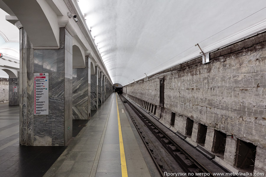 Станция Балтийская (Кировско-Выборгская линия, Санкт-Петербург). Боковой зал станции и посадочная платформа, общий вид. Исторический снимок во время замены облицовки в 2025 году.