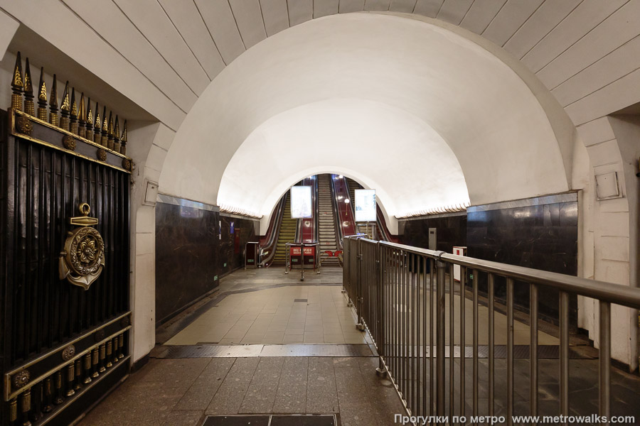 Станция Балтийская (Кировско-Выборгская линия, Санкт-Петербург). Выход в город, эскалаторы начинаются прямо с уровня платформы.