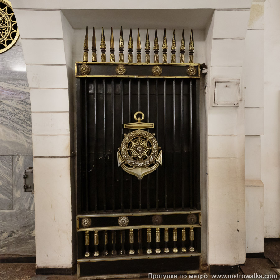 Станция Балтийская (Кировско-Выборгская линия, Санкт-Петербург). Декоративное оформление прохода к выходу. Ворота перед эскалаторами, украшенные якорем и пиками.
