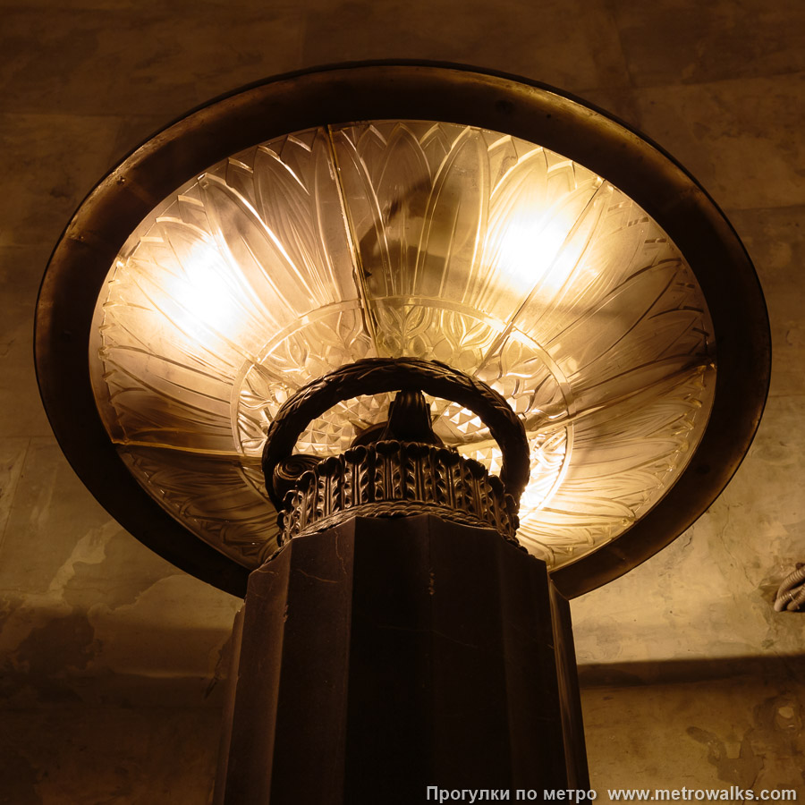Станция Балтийская (Кировско-Выборгская линия, Санкт-Петербург). Светильник в эскалаторном зале крупным планом.