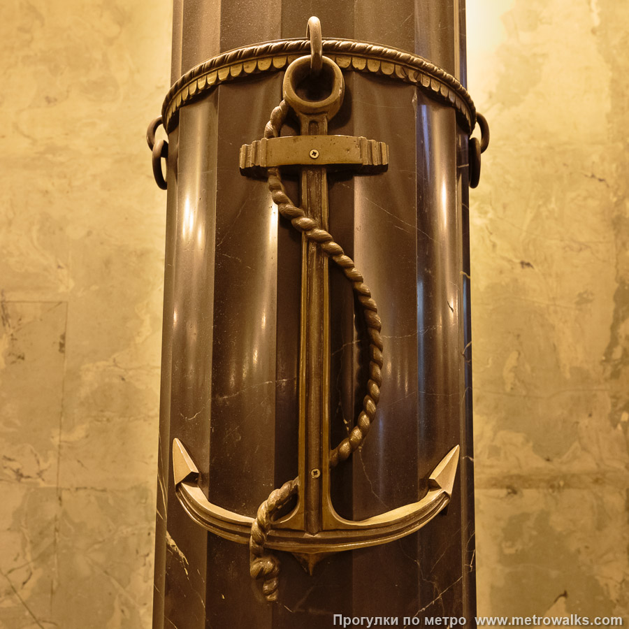 Станция Балтийская (Кировско-Выборгская линия, Санкт-Петербург). Украшение светильника-торшера в виде якоря продолжает тему оформления всей станции.