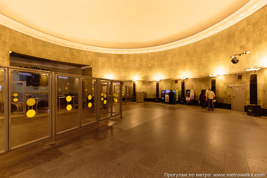 Станция Балтийская (Кировско-Выборгская линия, Санкт-Петербург). Эскалаторный зал вестибюля. Вид от выхода в город.