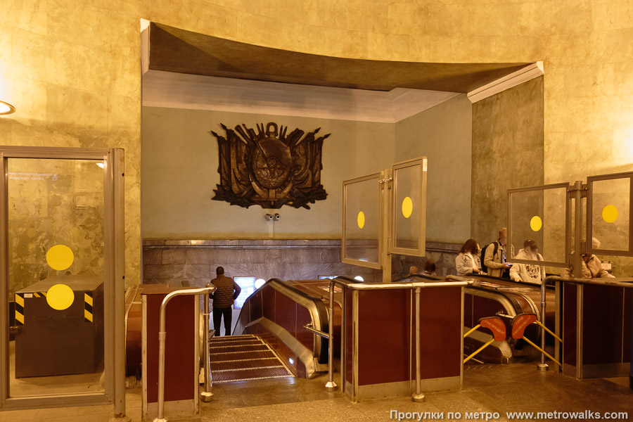 Станция Балтийская (Кировско-Выборгская линия, Санкт-Петербург). Эскалаторы в вестибюле.