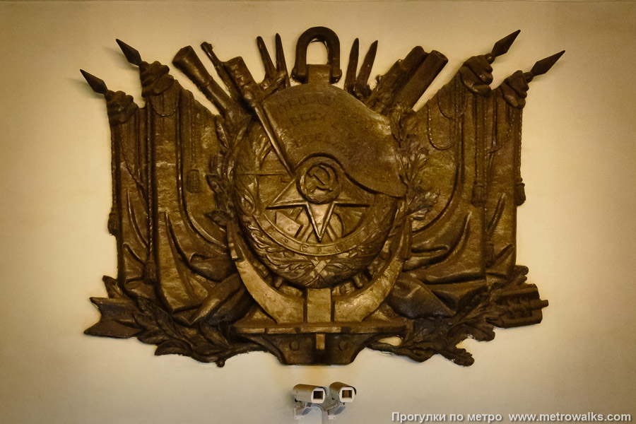 Станция Балтийская (Кировско-Выборгская линия, Санкт-Петербург). Стену над эскалаторами украшает барельеф с изображением ордена Красного Знамени на фоне якоря и многочисленных знамён. Звезда на барельефе ориентирована как на ордене — одним лучом вниз.