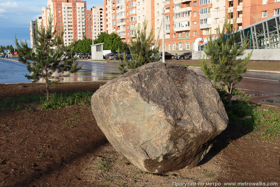 Станция Беговая (Невско-Василеостровская линия, Санкт-Петербург). Камень, вставший на пути проходческого щита при строительстве станции, оставлен монументом перед входом.