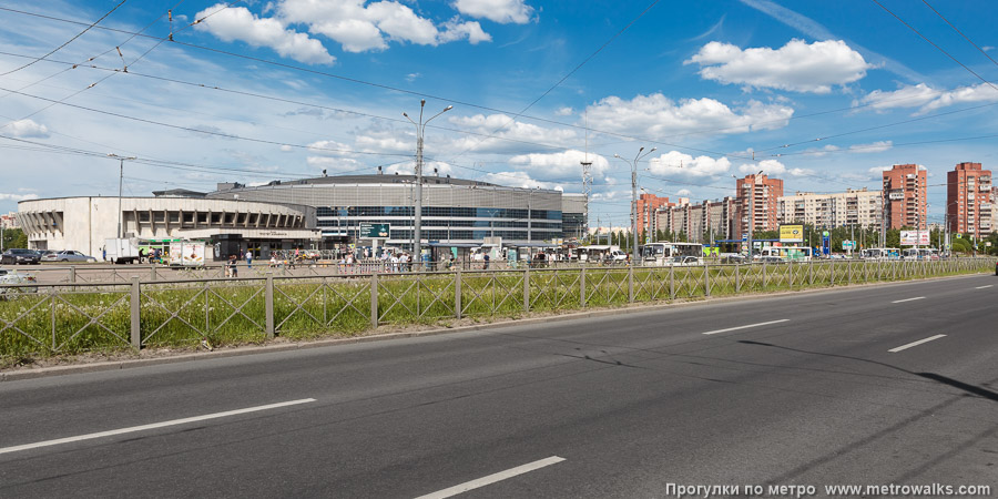 Станция Проспект Большевиков (Правобережная линия, Санкт-Петербург). Общий вид окрестностей станции. Улица Коллонтай, на заднем плане — проспекты Пятилеток и Российский, а проспект Большевиков — далеко за правой границей кадра.