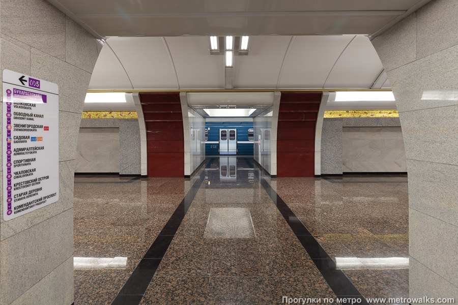 Станция Бухарестская (Фрунзенско-Приморская линия, Санкт-Петербург). Сквозной вид с края платформы через два прохода между пилонами.