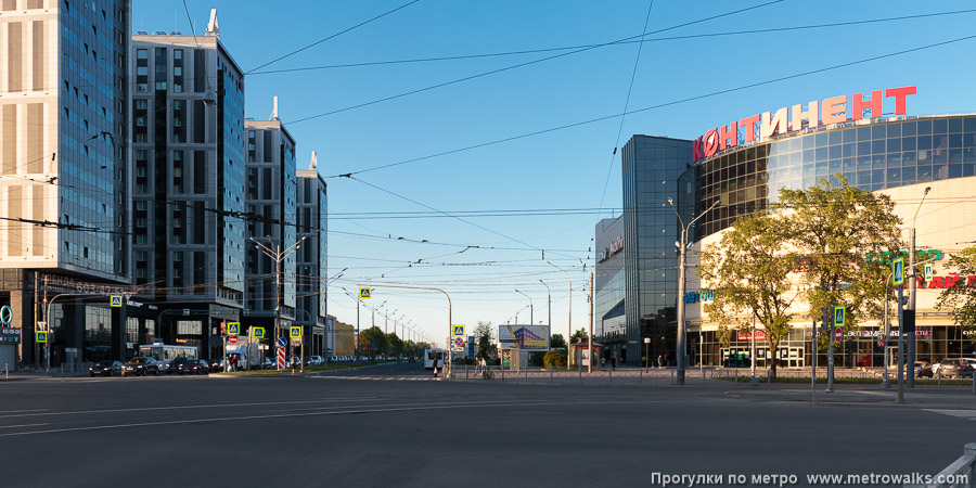 Станция Бухарестская (Фрунзенско-Приморская линия, Санкт-Петербург). Общий вид окрестностей станции. Перекрёсток Бухарестской улицы с улицей Салова.