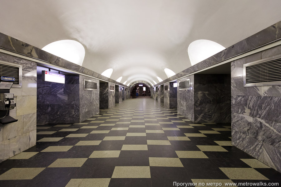 Станция Чернышевская (Кировско-Выборгская линия, Санкт-Петербург). Центральный зал станции, вид вдоль от глухого торца в сторону выхода.