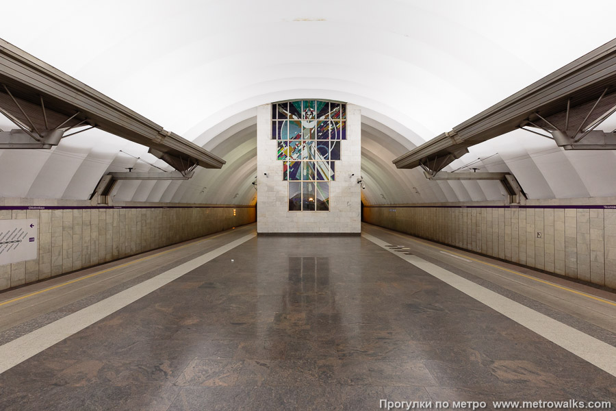 Станция Чкаловская (Фрунзенско-Приморская линия, Санкт-Петербург). Противоположная от входа часть станции.